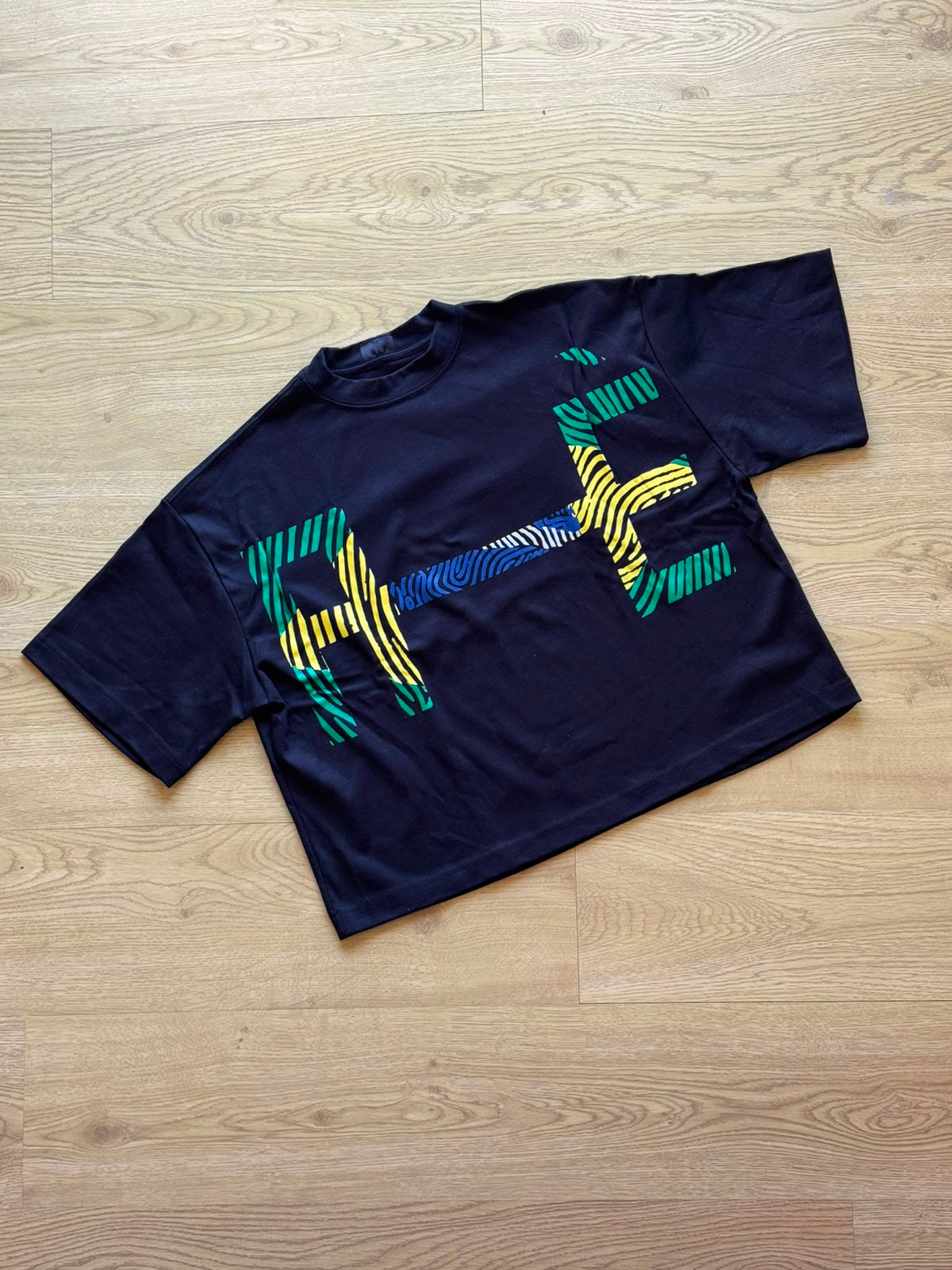 T-Shirt box ÈSSIS | Preto Linha Brasil
