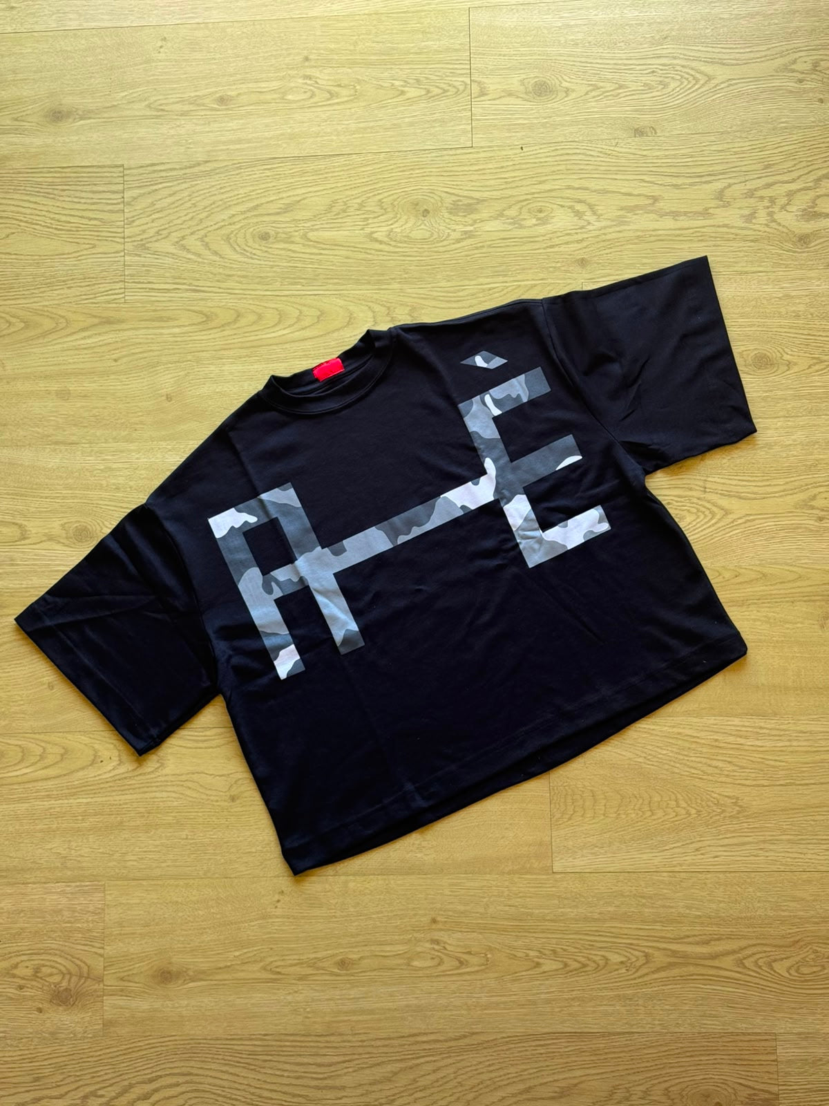 T-Shirt box ÈSSIS | Preto Linha Camuflado
